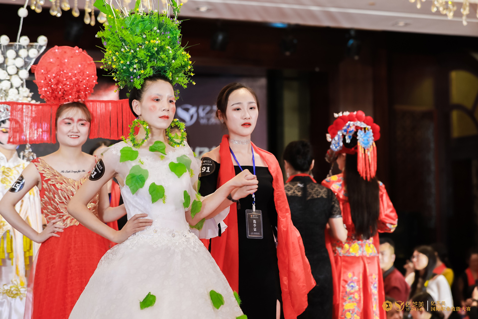 广州爱美千色化妆培训学校教你化妆小技巧 如何化撞色眼妆