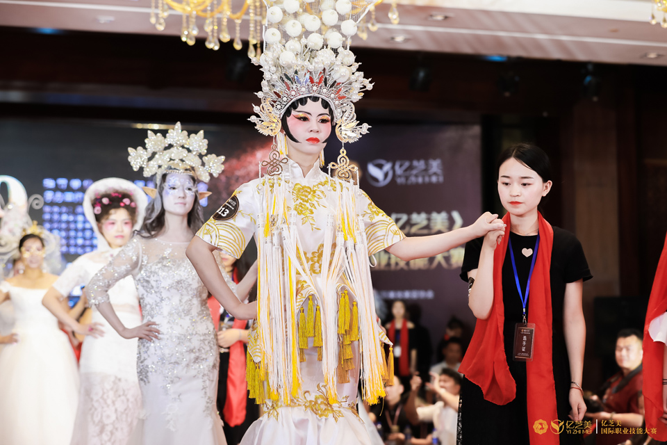 化妆培训姚老师教你如何在三分钟内快速补妆