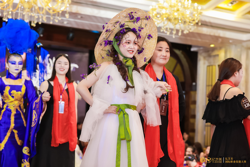 {爱美千色}分享口红脱妆怎么办 防止口红脱妆的小妙招