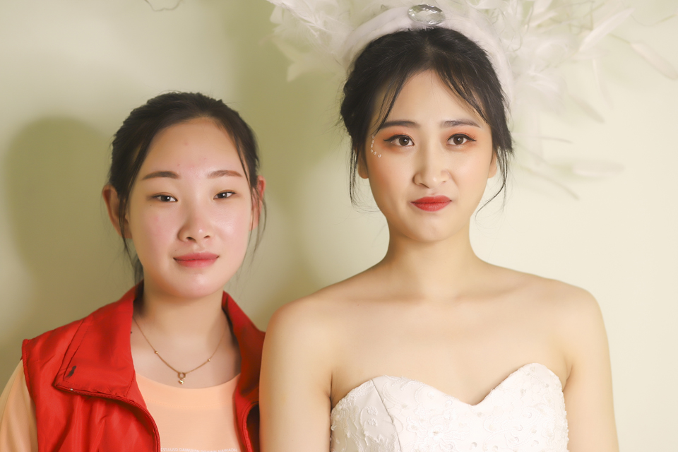 {千色彩妆培训}修容粉和修容棒哪个好？化妆时选哪个更好用？
