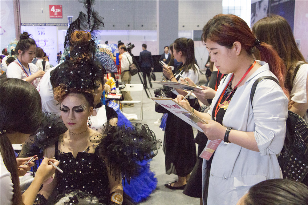 {爱美千色}化妆培训老师告诉你初学者需要什么化妆品?