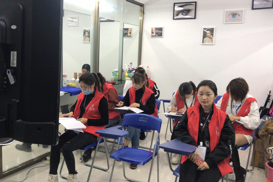 爱美千色资深化妆师告诉你怎么选择化妆学校