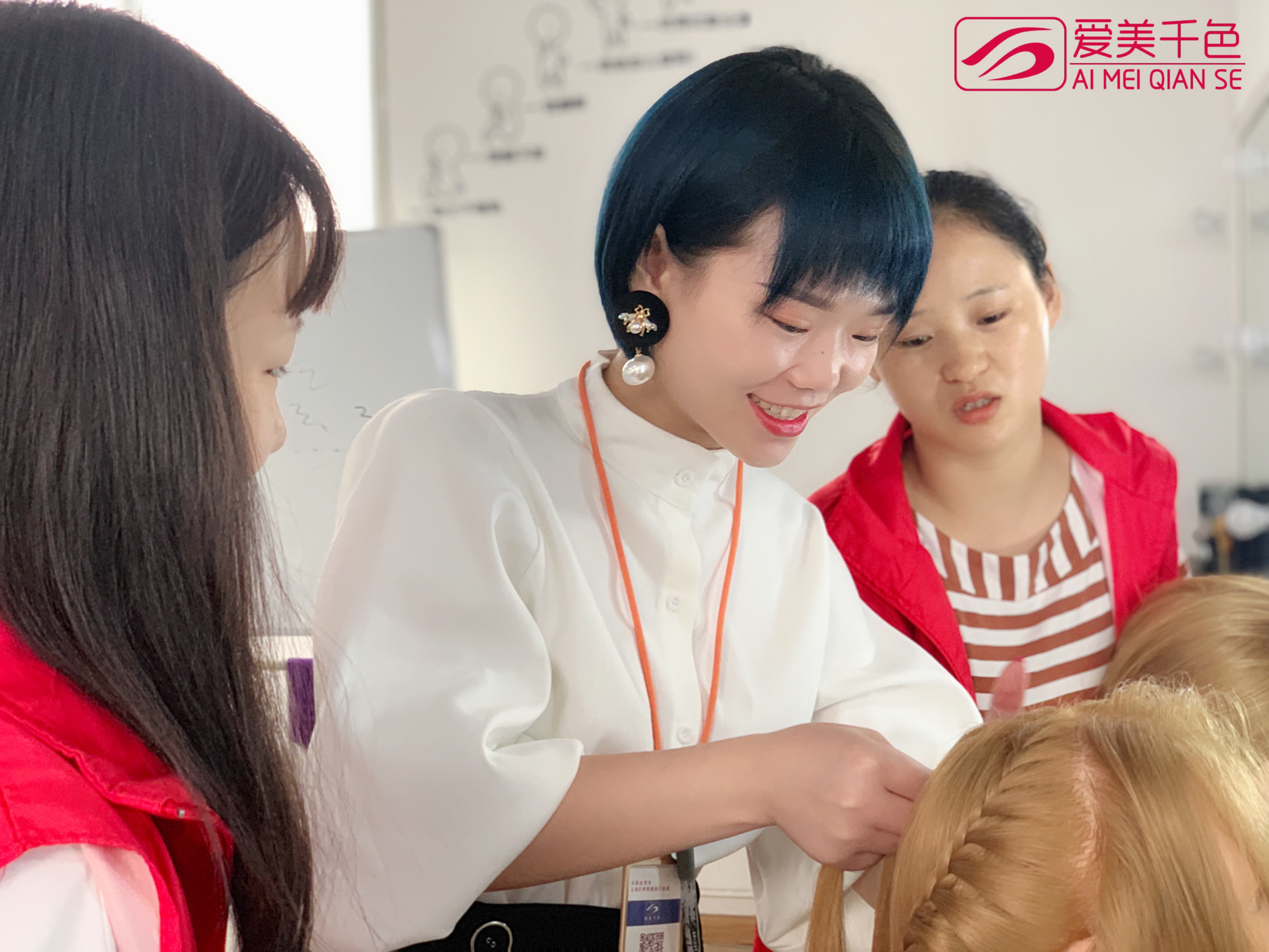 哪里学化妆师培训好些_广州爱美千色彩妆培训哪家好