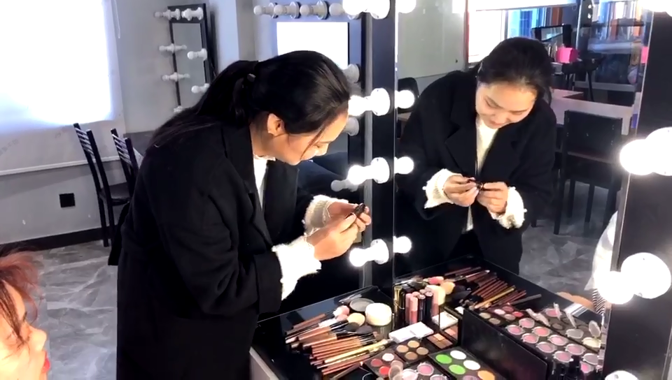 当有人乱用一位化妆师的化妆品还不爱护时，会发生什么故事呢