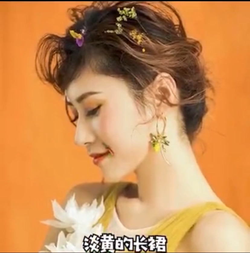 淡黄的长裙 蓬松的头发~