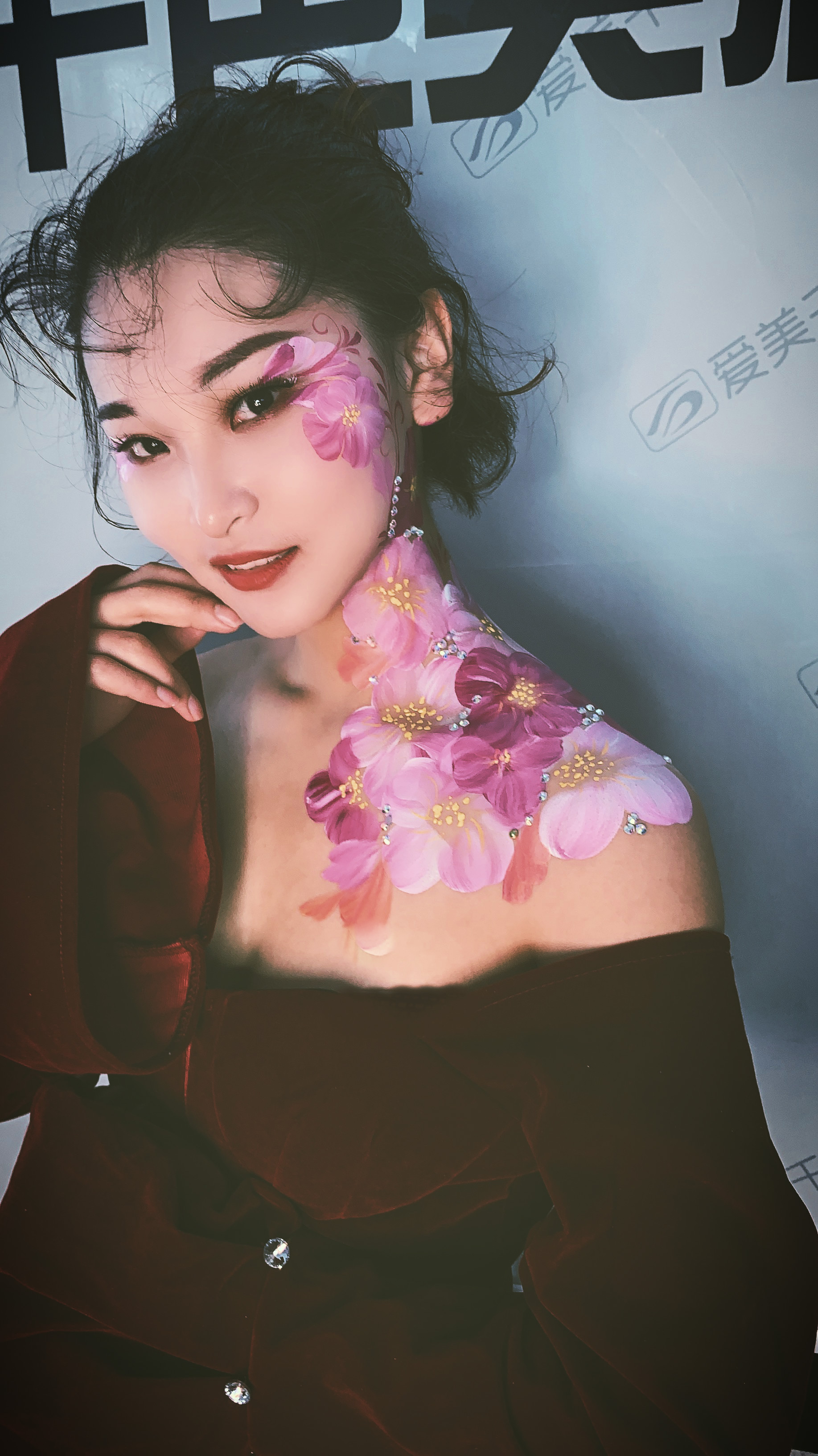 千色彩绘欣赏丨美人与这鲜花我都爱
