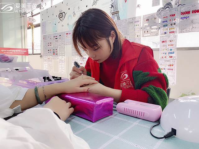 美甲培训大概要多少钱？哪里学习美甲比较好？