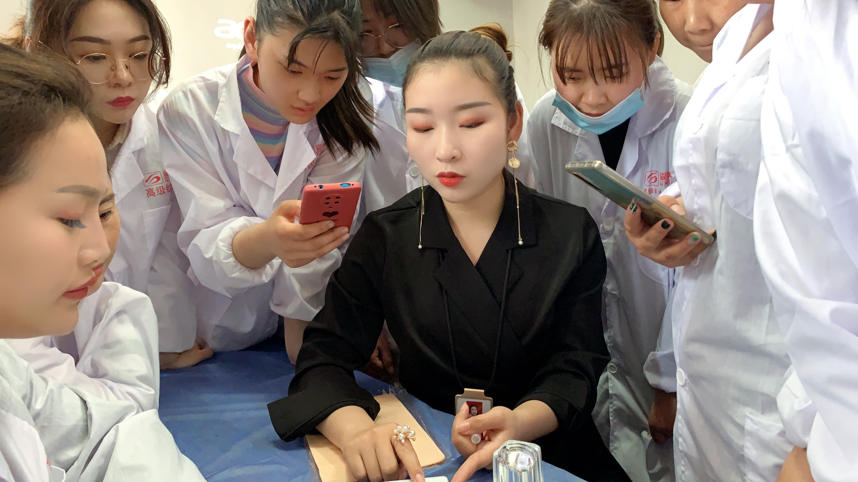 上班族化淡妆知识点分享，专业学化妆美甲技术要多长时间？
