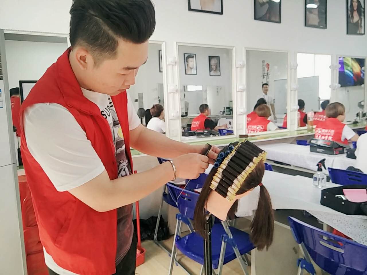疫情结束了学美发技术还有市场前途吗