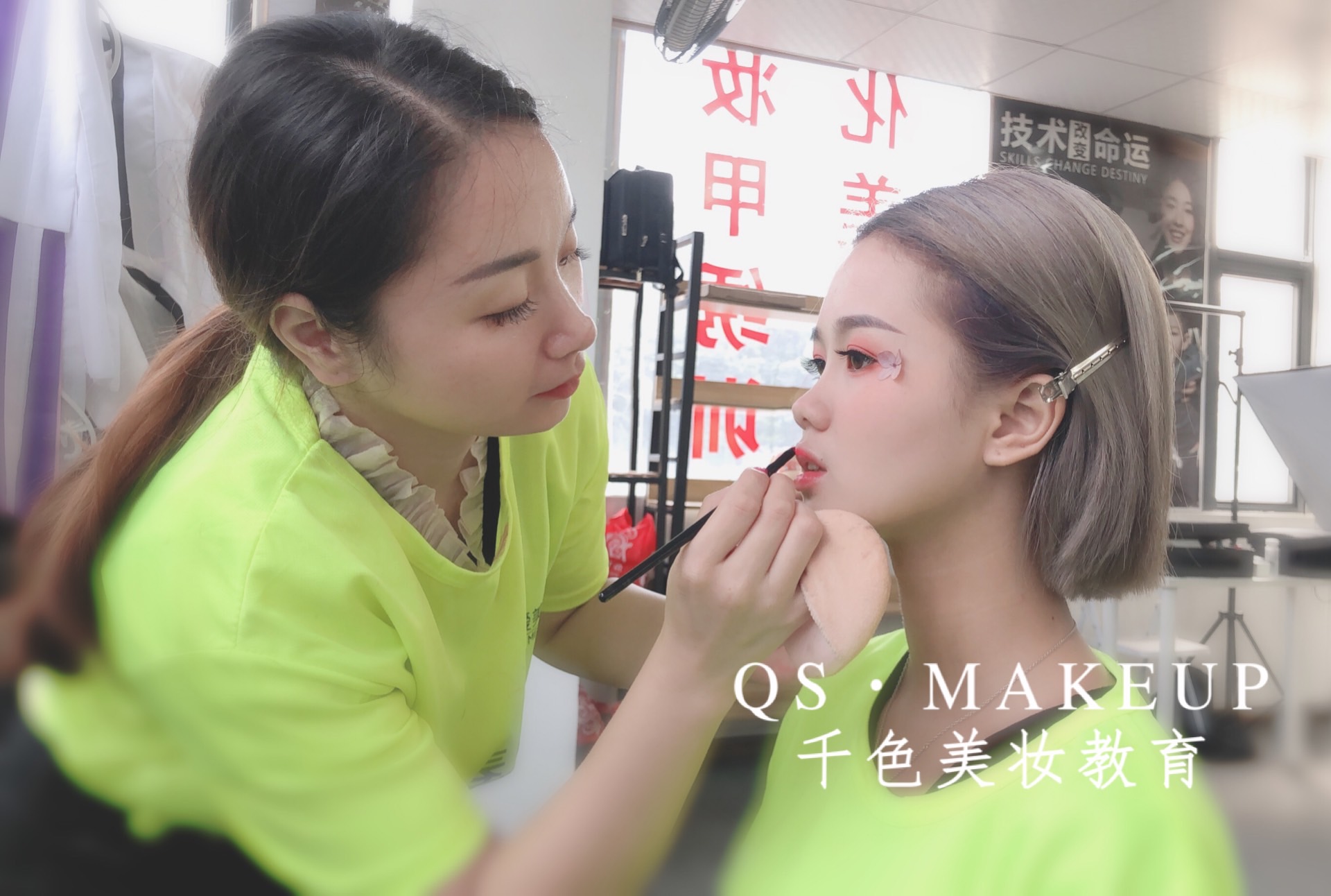 美妆教育知识点分享：八个轻松护理油性头发的小妙招