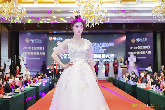 初中毕业可以学化妆吗？如何才能成为一名优秀的化妆师？