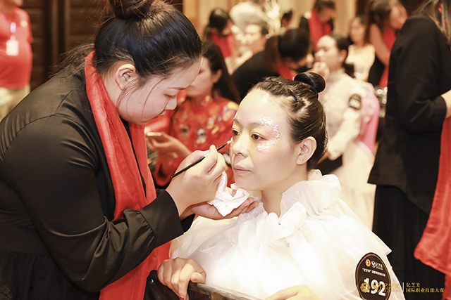 苏州化妆培训学校哪家最好？该如何选择合适的呢？