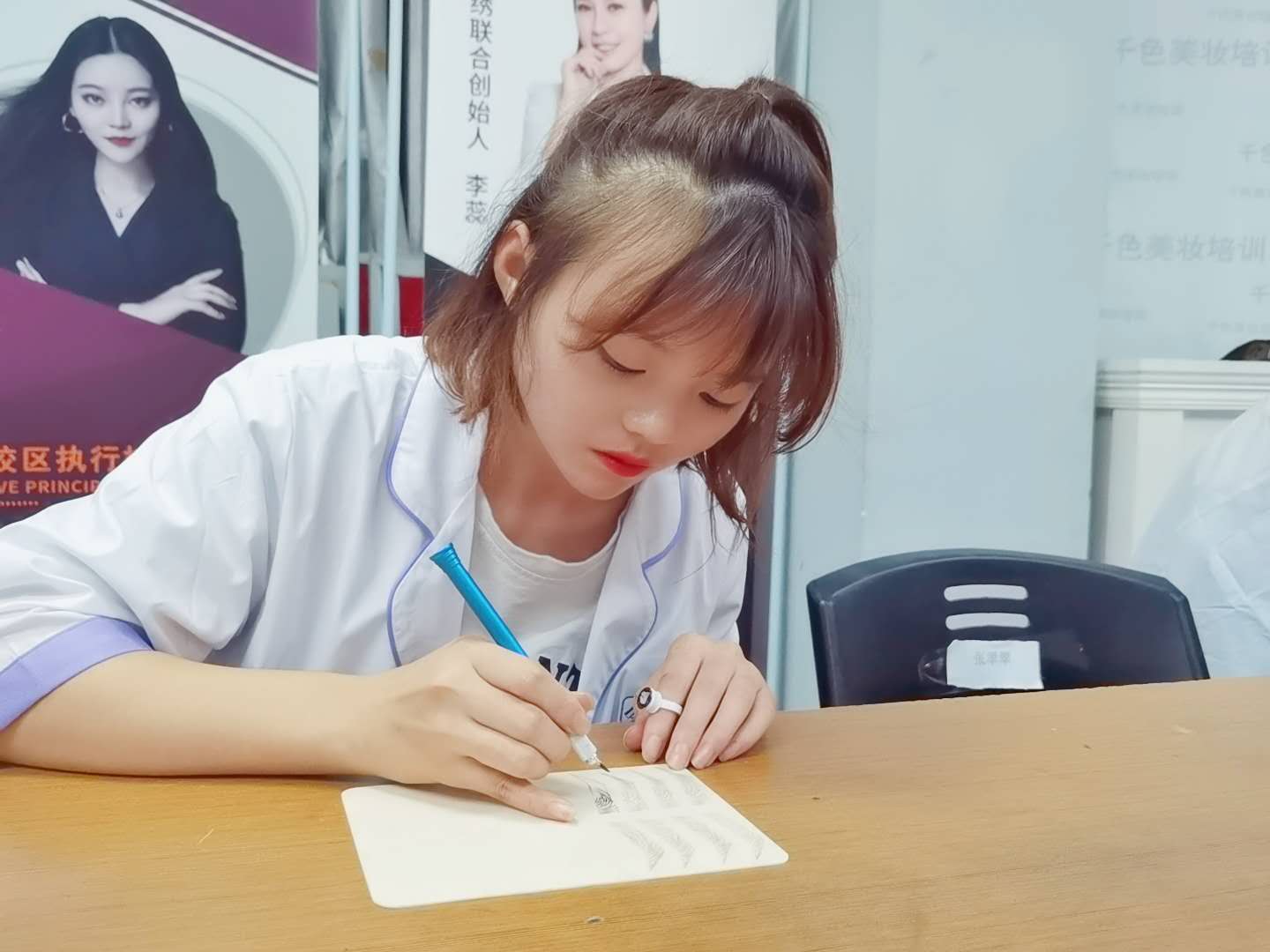 女孩子学化妆有前途吗？